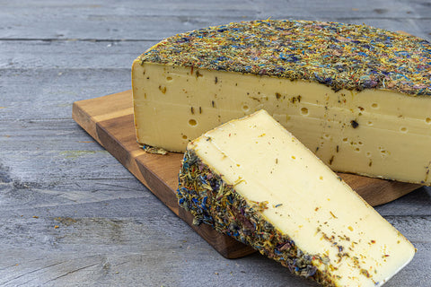 Wildblumenkäse aus dem Allgäu